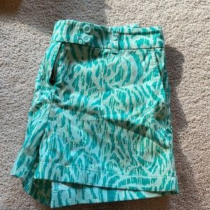 Size 6 vineyard vine shorts with two buttons green